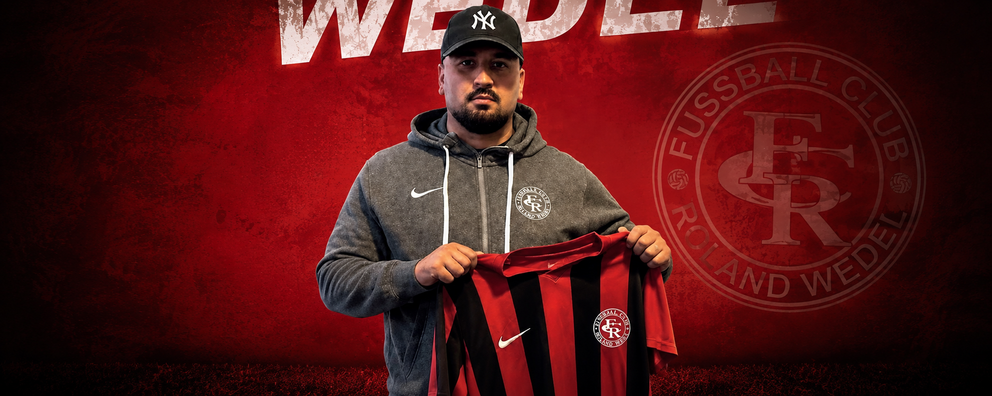 Caner Arda, Trainer der Liga-Mannschaft des FC Roland Wedel, mit einem rot-schwarzen Roland-Trikot.