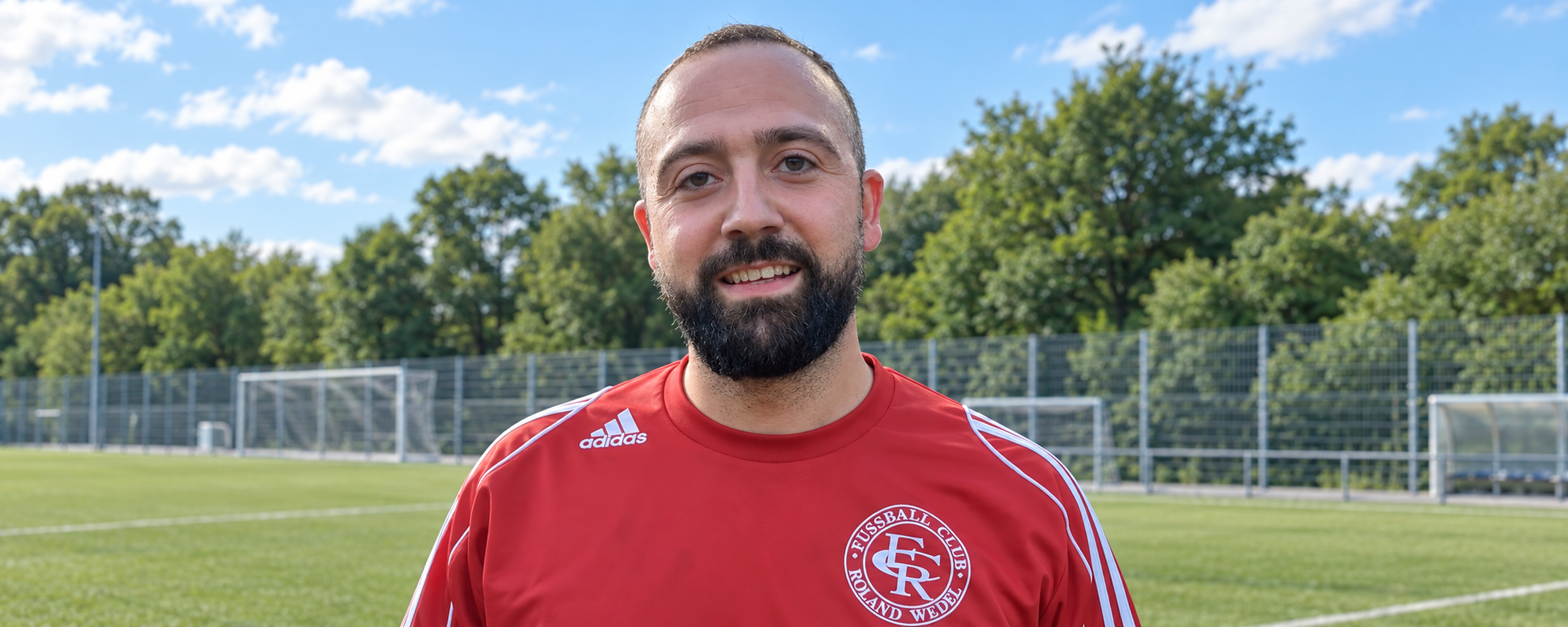 Alper Baygündüz vom FC Roland Wedel vor einem grünen Fußballplatz.